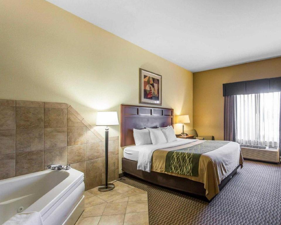 Comfort Inn & Suites Madisonville Exterior photo