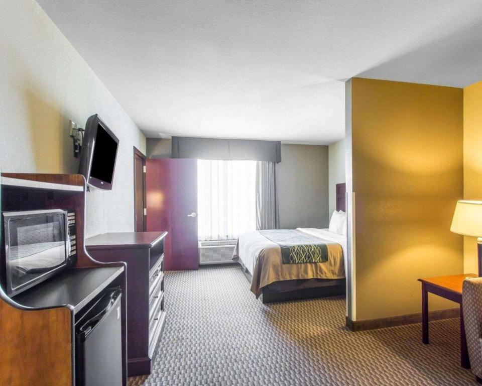 Comfort Inn & Suites Madisonville Exterior photo